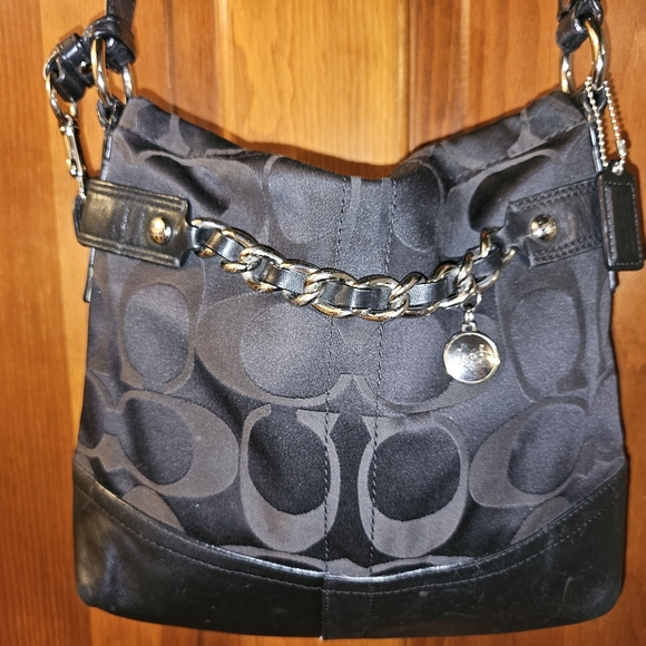 Black Chain-Accent Shoulder Bag - Picture 2 of 6
